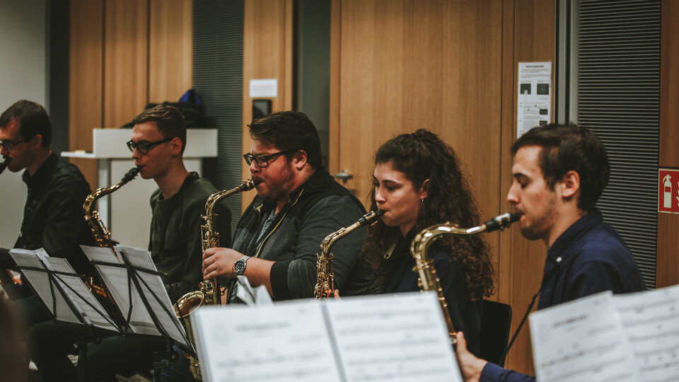 Mitglieder der Bigband bei der Probe