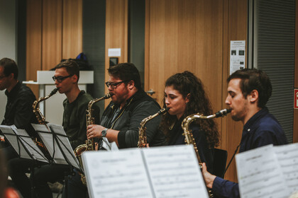 Mitglieder der Bigband bei der Probe