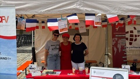 Drei Vertreterinnen des Romanischen Seminars und der DFV am gemeinsamen Stand beim Bal Populairen
