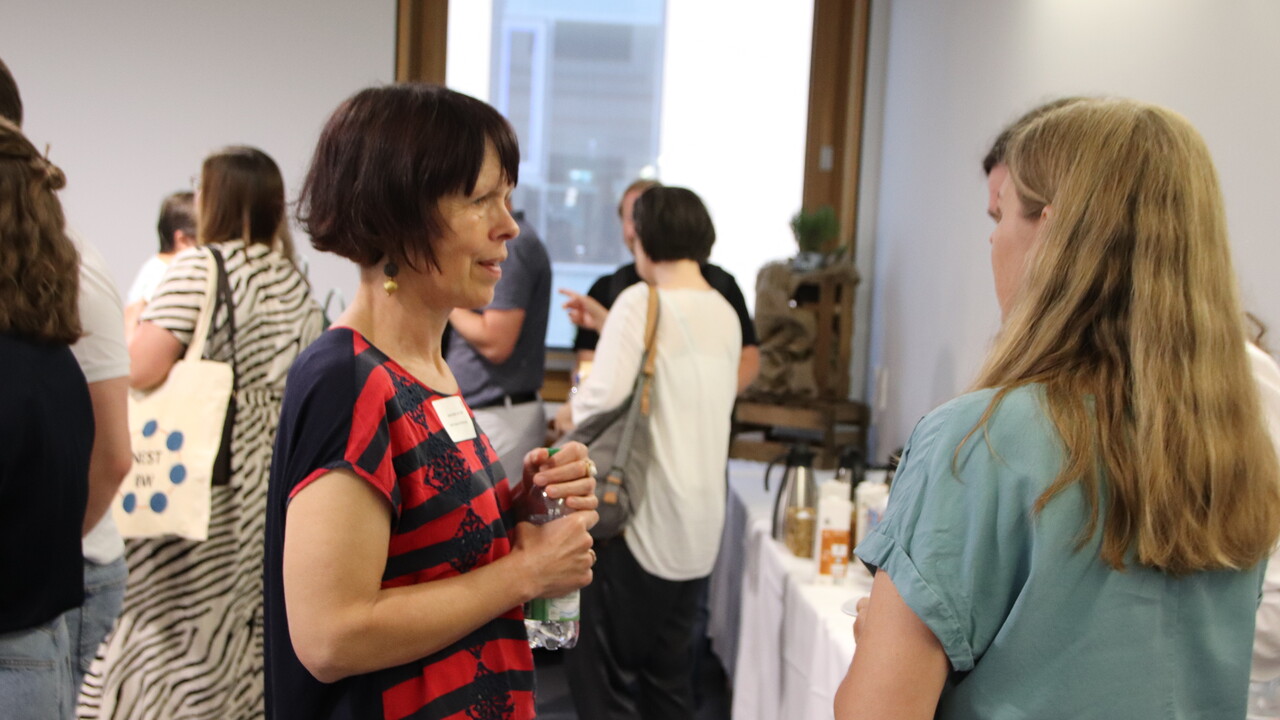 Teilnehmerinnen im Gespräch in der Pause