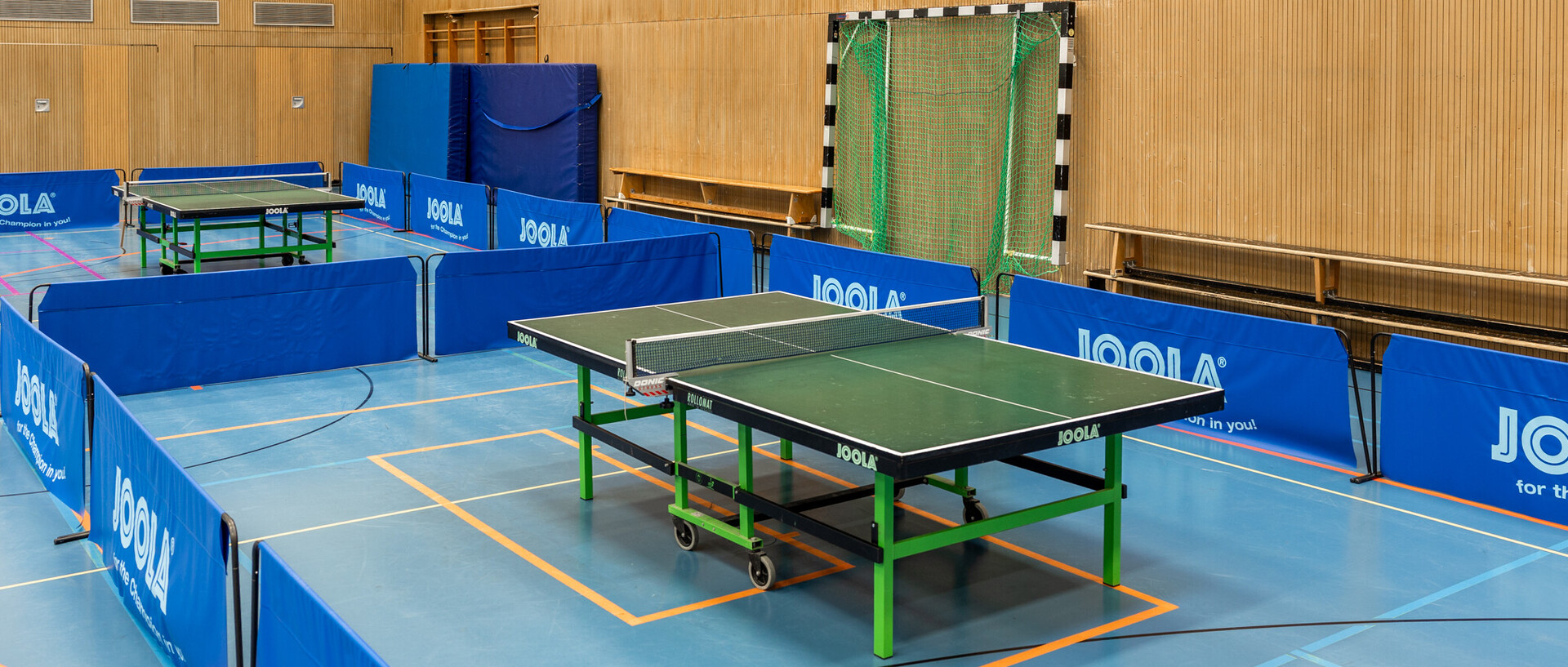 Turnhalle Innenansicht mit Tischtennisplatten
