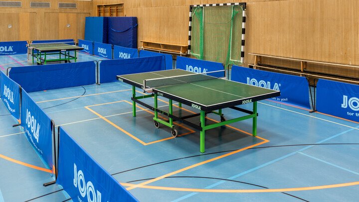 Tischtennisplatten in einer Sporthalle