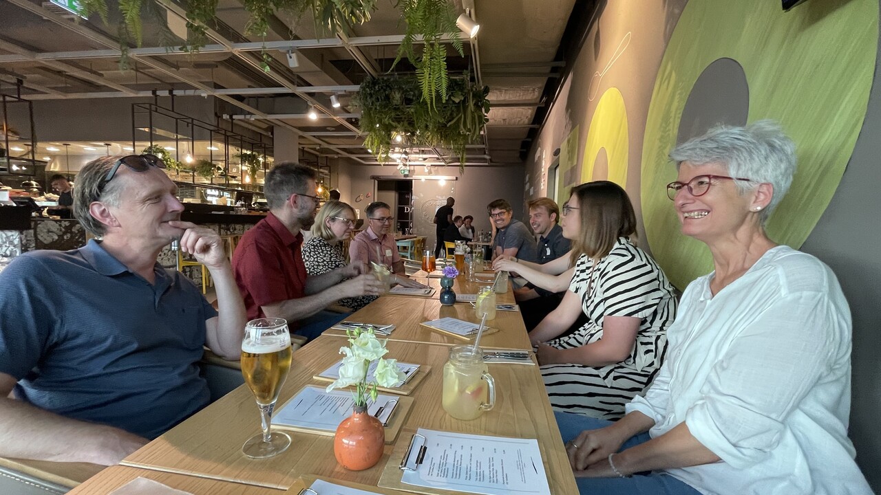 Teilnehmende beim gemeinsamen Abendessen in einem Burgerrestaurant
