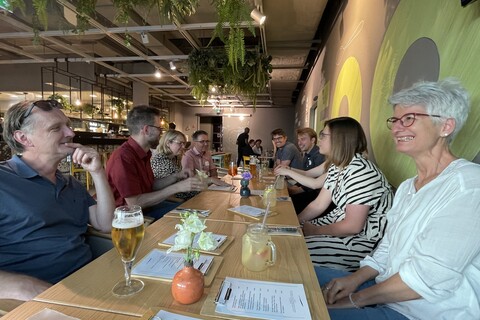 Teilnehmende beim gemeinsamen Abendessen in einem Burgerrestaurant
