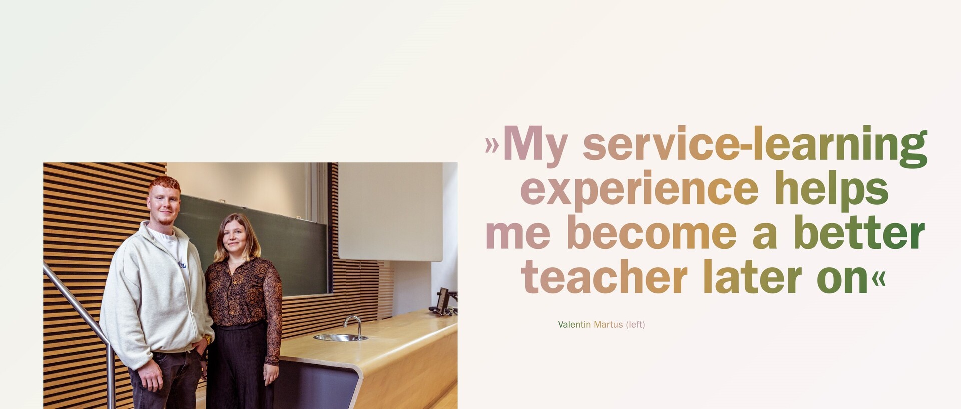 Valentin Martus and Jana Steinhauer stand next to the lectern in a university lecture hall. Next to them is a quote by Martus: “My service-learning experience helps me become a better teacher later on”