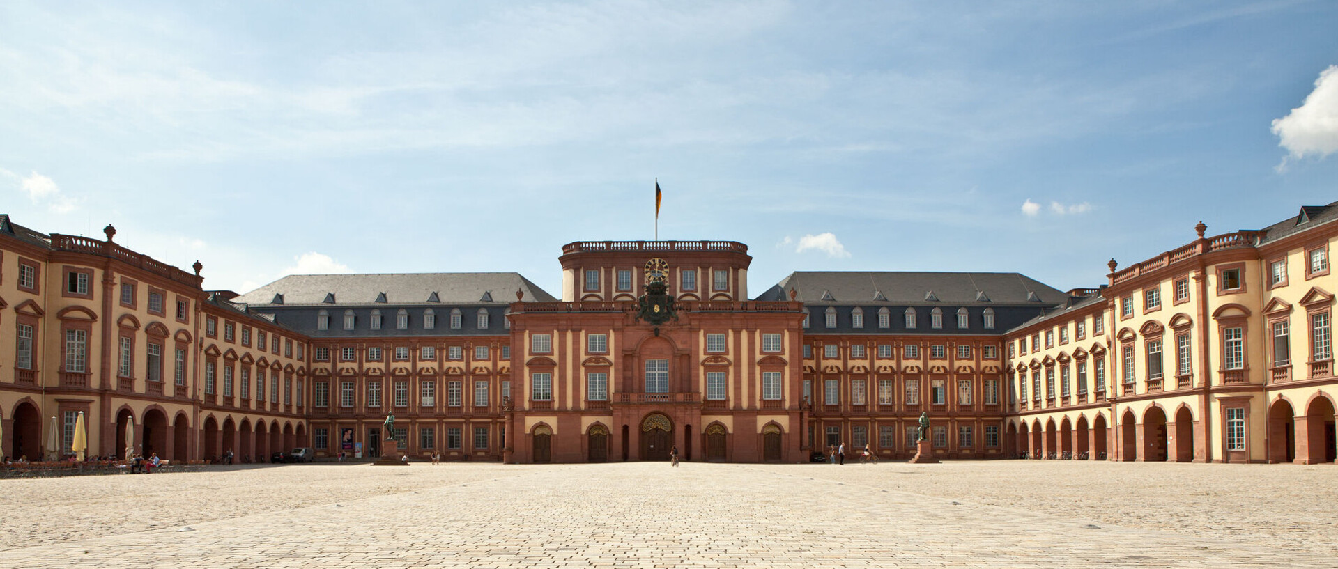 Blick auf den leeren Ehrenhof des Mannheimer Barockschlosses