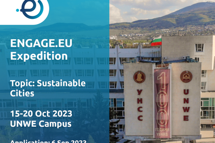 Die University of National and World Economy ist im Hintergrund. Links ist ein blauer Banner auf dem in weißer Schrift folgendes steht: "Engage.Eu Expedition. Topic: Sustainable Cities, 15-20 Oct 2023 UNWE Campus".