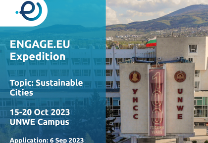 Die University of National and World Economy ist im Hintergrund. Links ist ein blauer Banner auf dem in weißer Schrift folgendes steht: "Engage.Eu Expedition. Topic: Sustainable Cities, 15-20 Oct 2023 UNWE Campus".