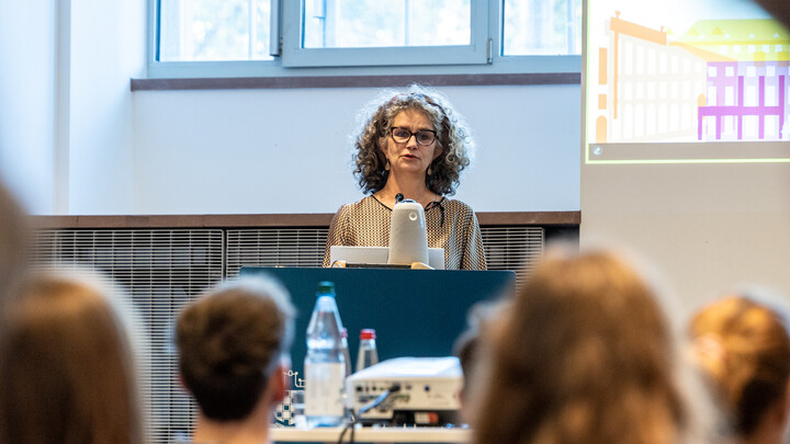 Sabine Kußmaul begrüßt die Zuschauer in der Hauptvernanstaltung der Diversity Week.