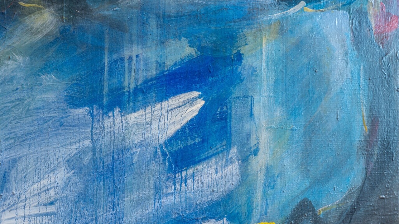 Eingezoomter Ausschnitt eines abstrakten Gemäldes in Blau und Weiß, mit deutlich erkennbaren, getrockneten Farbtropfen.