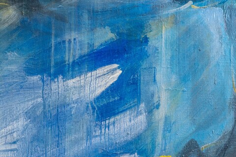 Eingezoomter Ausschnitt eines abstrakten Gemäldes in Blau und Weiß, mit deutlich erkennbaren, getrockneten Farbtropfen.