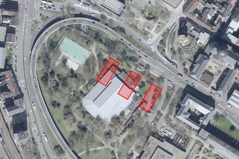 Der Friedrichspark aus der Vogelperspektive. Rote Rechtecke stellen drei geplante Gebäude dar, die am oberen Ende des Parks aufgezeichnet wurden.