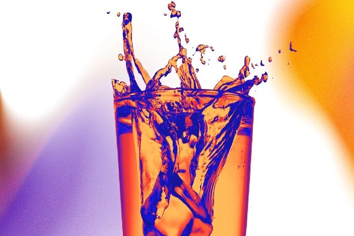 Ein Glas voll mit Flüssigkeit und Eiswürfel