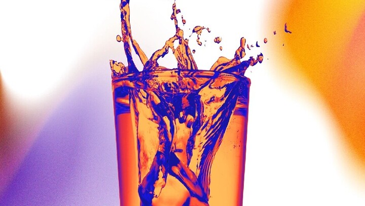 Ein Glas voll mit Flüssigkeit und Eiswürfel 