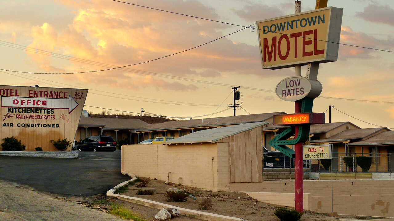 Einfahrt eines altmodischen amerikanischen Motels.