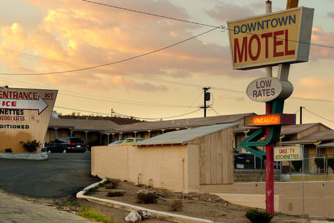 Einfahrt eines altmodischen amerikanischen Motels.