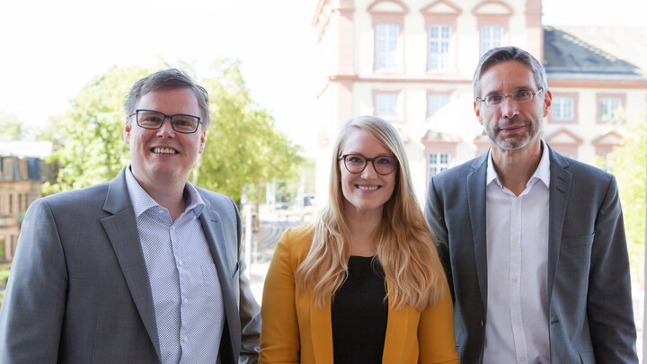 Prof. Dr. Rausch, Prof. Dr. Deutscher und Prof. Dr. Seifried vor dem Barockschloss