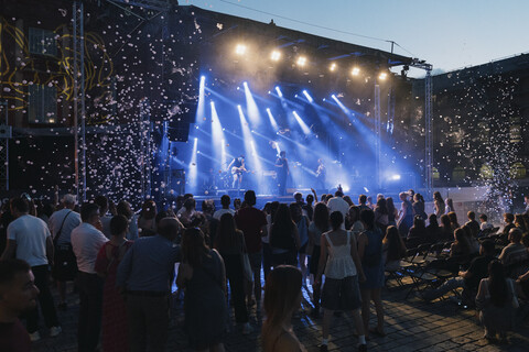 Die Bühne auf dem Ehrenhof vor dem Schloss Mittelbau ist in blaues Licht getaucht. Drei Musiker der Band Kabinett stehen auf der Bühne, im Vordergrund ist ein Teil des Publikums zu sehen.