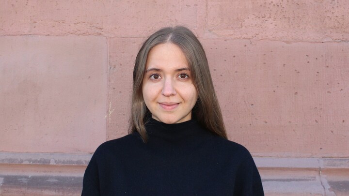Luisa Schulz in front of terracotta coloured wall