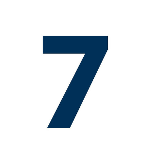 Auf weißem Hintergrund ist in blau die Zahl "Sieben" zu sehen.