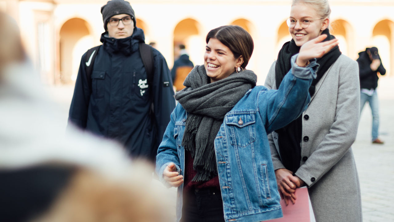 Gut gelaunte Studierende auf dem Ehrenhof