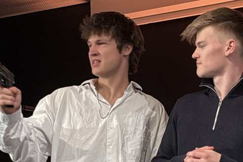 Zwei Personen stehen auf einer Bühne.