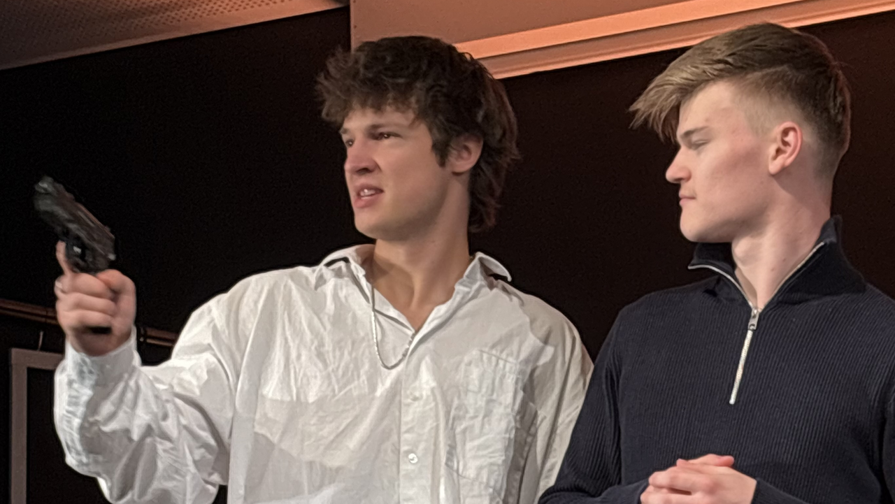 Zwei Personen stehen auf einer Bühne.