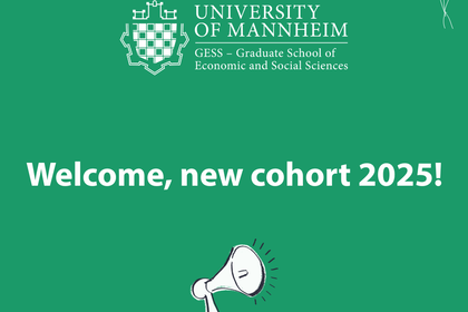 Ein grünes Sharepic mit der Aufschrift in der Mitte 'Welcome, new cohort 2025!'. Das Bild enthält zwei Ballons- und ein Megafon-Icon. Das GESS-Logo befindet sich oben im Bild.