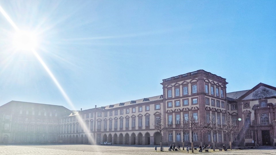 Der Westflügel des Mannheimer Barockschlosses bei Sonnenschein.