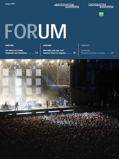 Das Cover des Magazins der Universität Mannheim. Eine Band performt auf der Bühne vor einer großen Publikum.