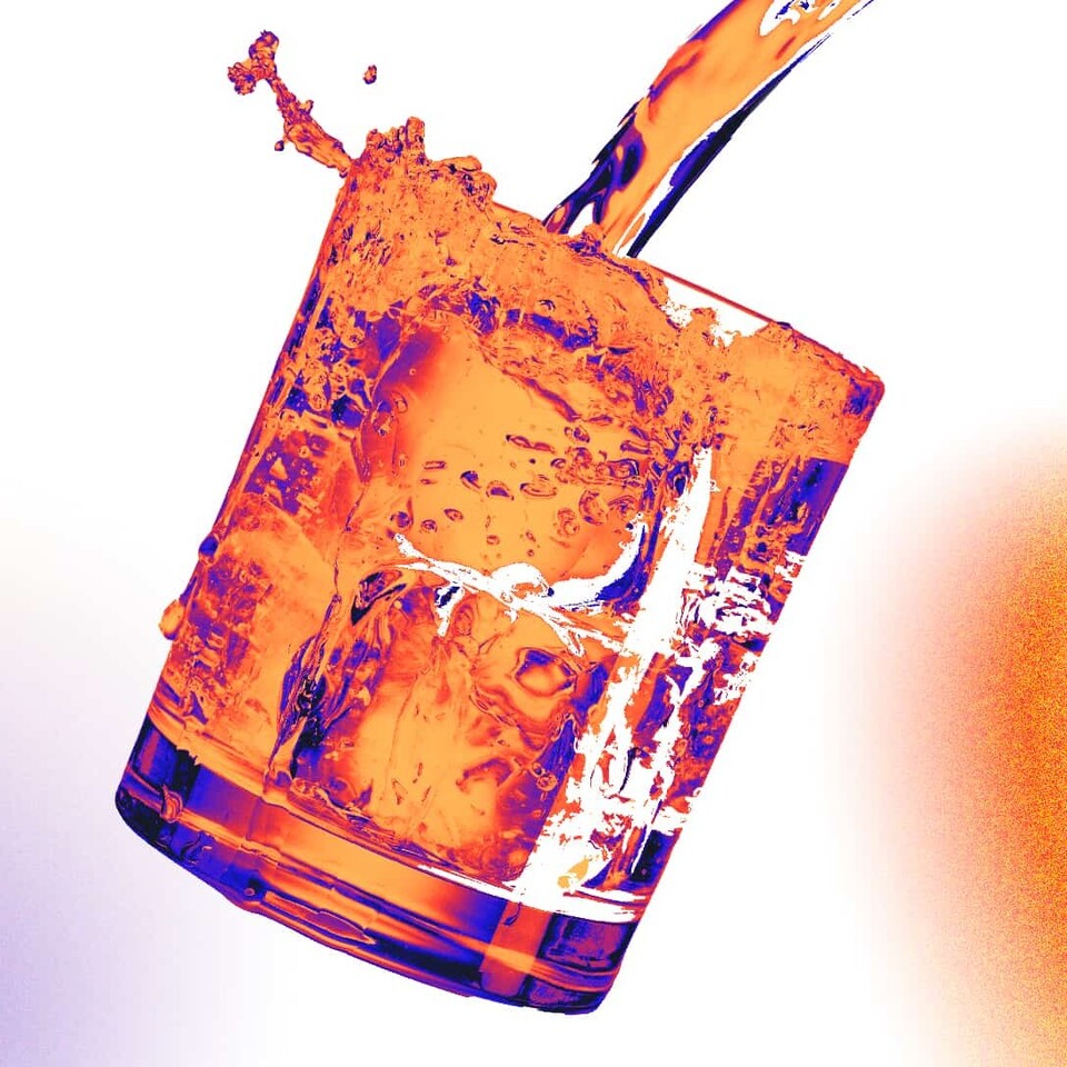 In ein Glas wird eine Flüssigkeit geschüttet.