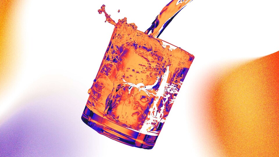 In ein Glas wird eine Flüssigkeit geschüttet.