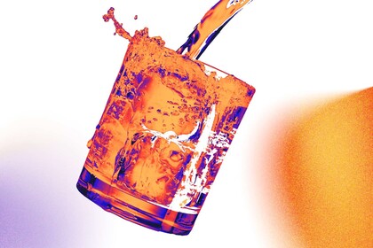 In ein Glas wird eine Flüssigkeit geschüttet.