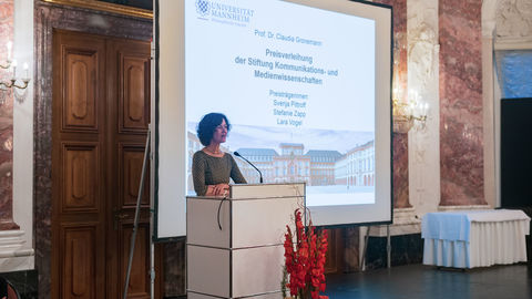 Prof. Dr. Claudia Gronemann steht am Redepult bei der Preisverleihung der Stiftung Kommunikations- und Medienwissenschaften