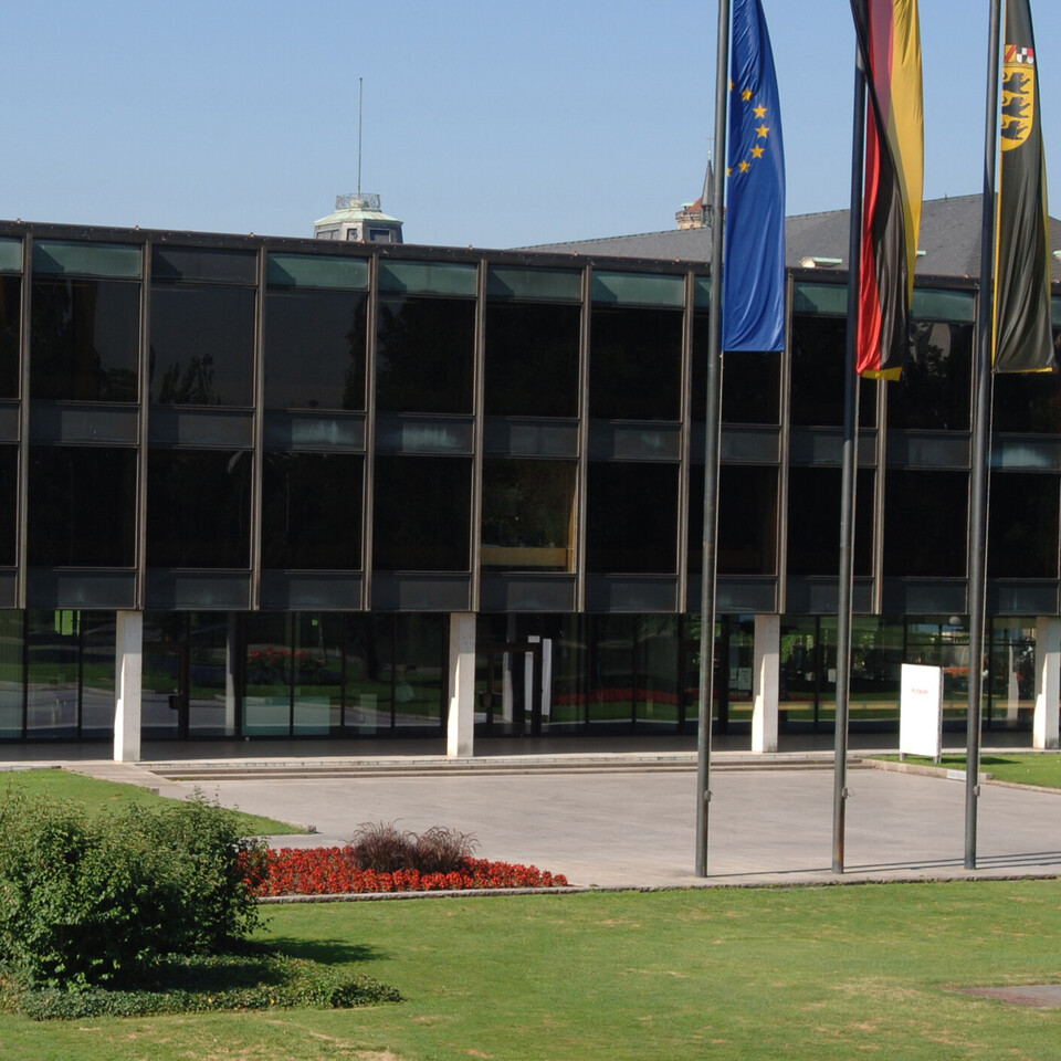Das schwarze, verglaste Gebäude des Landtags von Baden-Württemberg. 