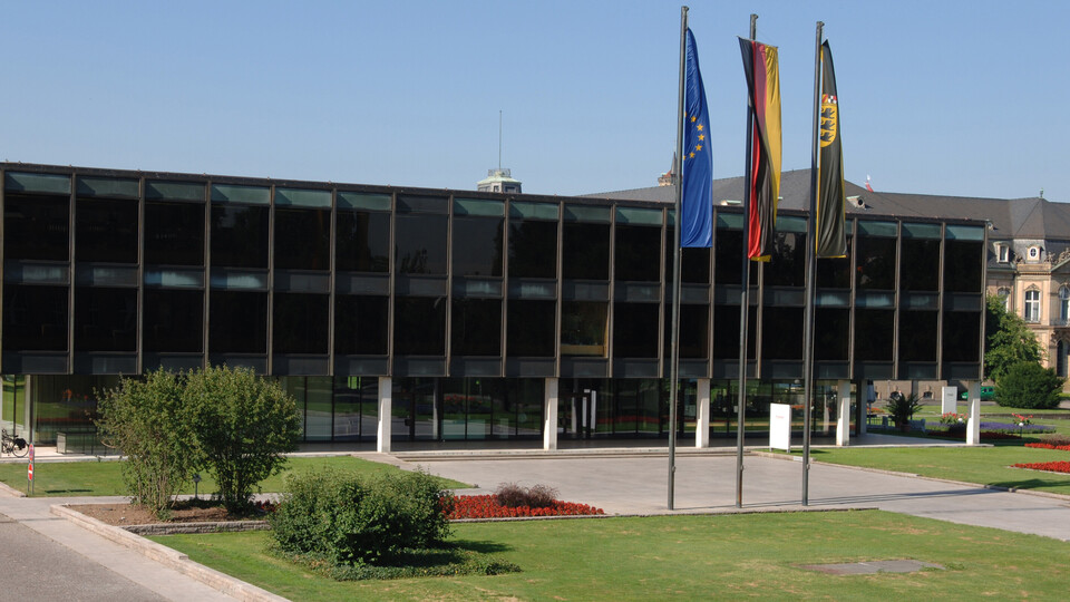 Das schwarze, verglaste Gebäude des Landtags von Baden-Württemberg.