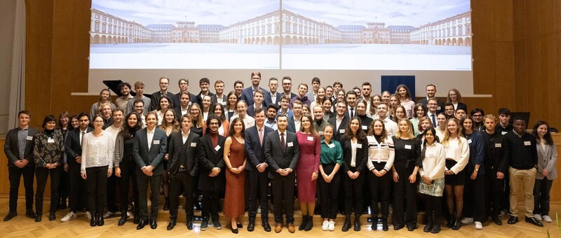 Stipendiaten in der Aula Gruppenfoto