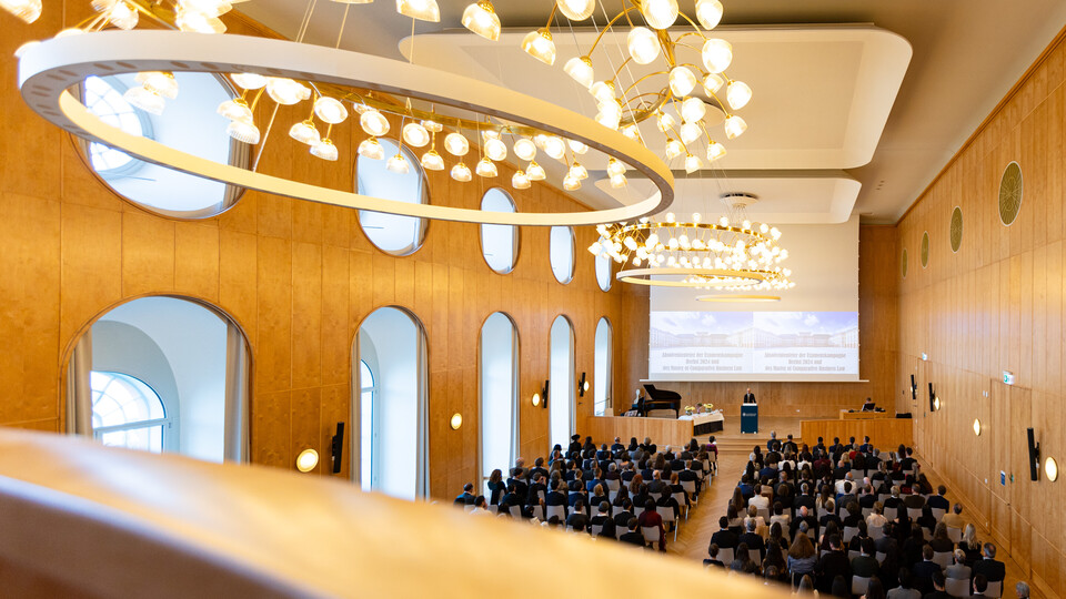 Die Aula des Schlosses in der Vogelperspektive. Man sieht festliche Beleuchtung und Stühle.