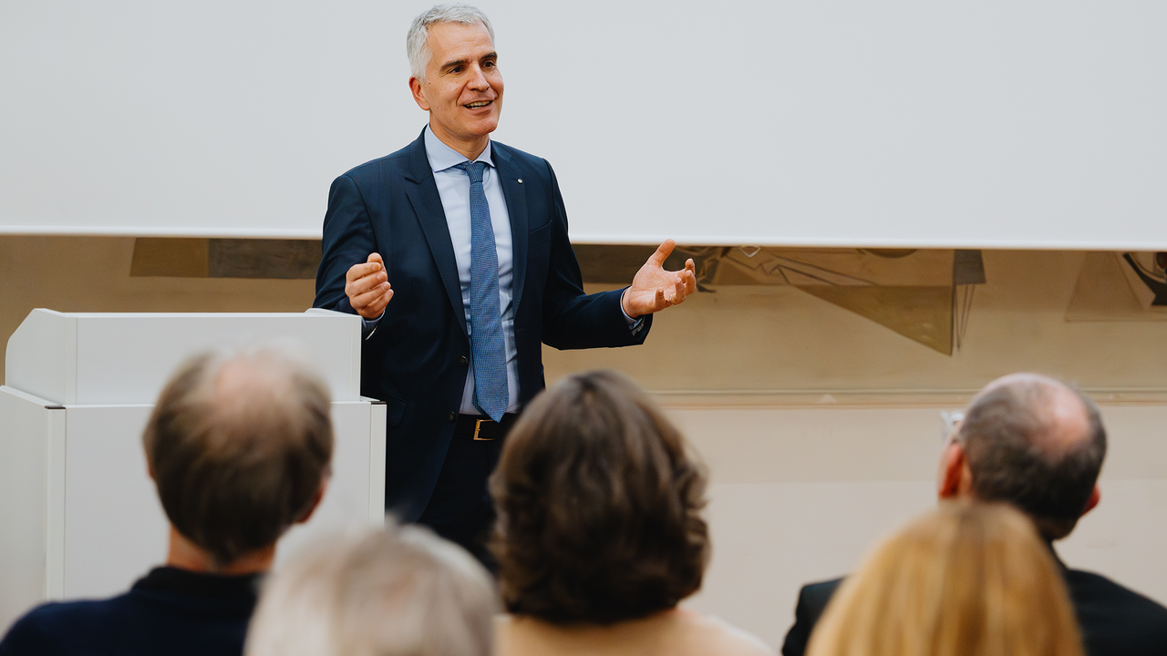 Rektor Prof. Dr. Thomas Fetzer hält eine Rede bei der Eröffnung des Center for Advanced Studies (CAS) Professor Thomas Fetzer, Rektor der Universität Mannheim, hält vor Publikum eine Rede.