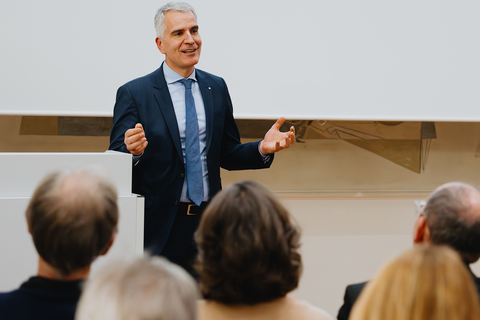 Professor Thomas Fetzer, Rektor der Universität Mannheim, hält vor Publikum eine Rede.