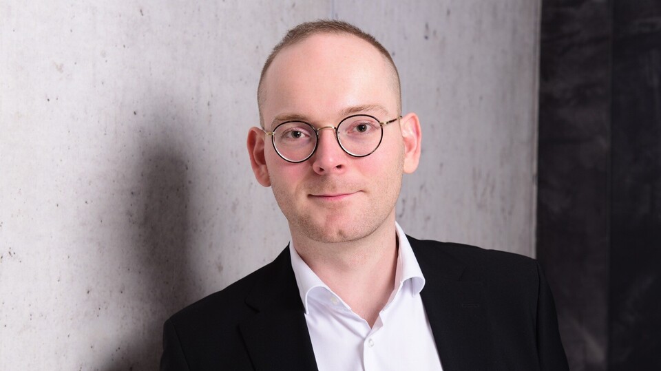 Portraitfoto von Dr. Constantin Wurthmann. Er trägt ein weißes Hemd und ein schwarzes Sakko.