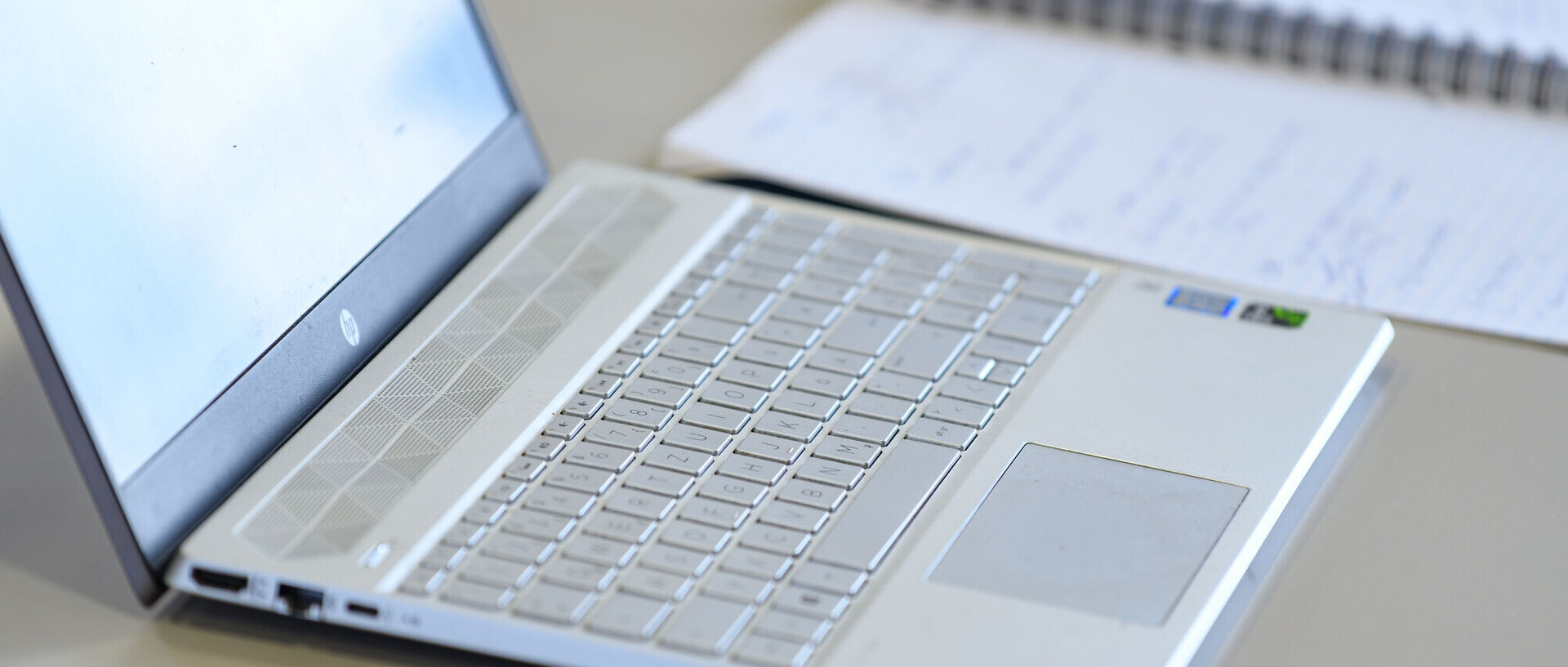 Laptop und Notizblock auf Schreibtisch