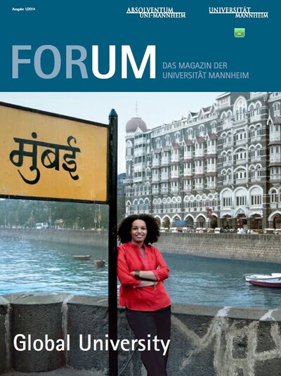 Das Cover des Magazins der Universität Mannheim. Eine junge Frau lehnt an einem Schild vor einem Fluss.