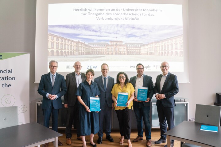 Urkundenübergabe von Dr. Jens Brandenburg an Prof. Dr. Carmela Aprea, Prof. Dr. Tabea Bucher-Koenen und Prof. Dr. Dirk Loerwald. 