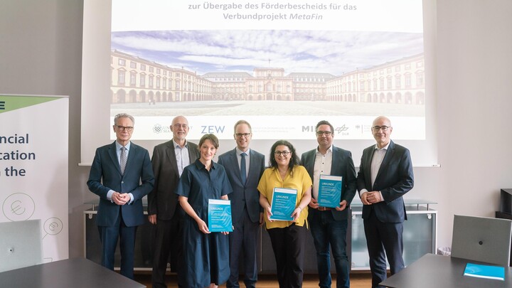 Urkundenübergabe von Dr. Jens Brandenburg an Prof. Dr. Carmela Aprea, Prof. Dr. Tabea Bucher-Koenen und Prof. Dr. Dirk Loerwald.