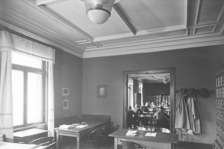 Schwarz-weiß-Aufnahme einer Bibliothek der Handelshochschule Mannheim.