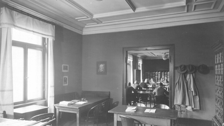 Schwarz-weiß-Aufnahme einer Bibliothek der Handelshochschule Mannheim.
