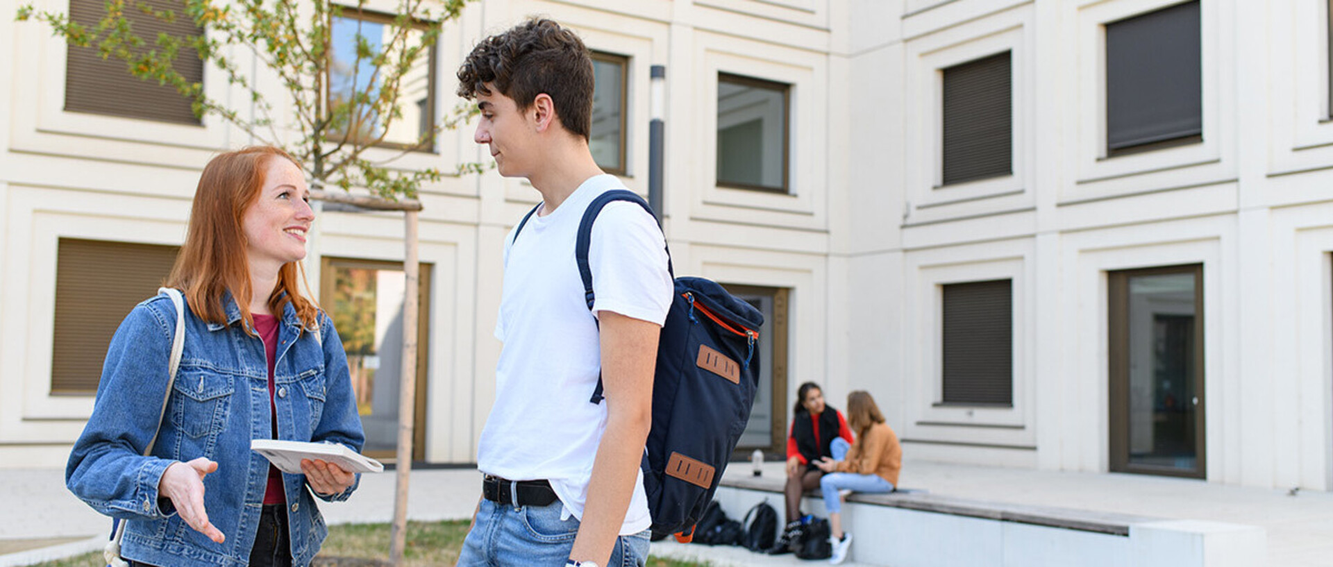 Studierende unterhalten sich im Innenhof von B6