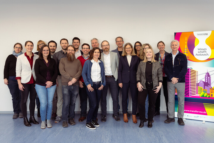 Gruppenfoto der Teilnehmenden am Jahresgespräch von TransforMA.