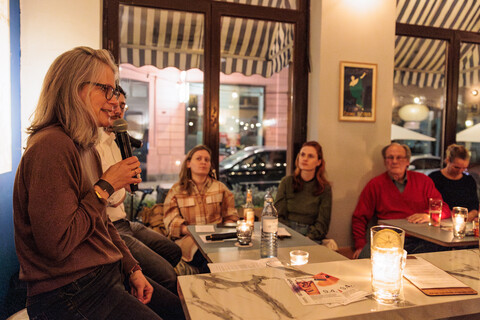Prof. Dr. Jutta Mata hält einen Vortrag in der Odeon Bar.